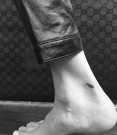Ένα από τα τατουάζ της Bella Hadid & πτέρυγα. (Φωτογραφία: JonBoy/Instagram) Ενώ γιόρταζε τα 53α γενέθλια της μητέρας της, Yolanda Hadid στη Νέα Υόρκη νωρίτερα αυτόν τον μήνα (11 Ιανουαρίου), το μοντέλο ανέθεσε στον καλλιτέχνη τατουάζ διασημοτήτων JonBoy να της δώσει ένα ζευγάρι από μικροσκοπικά φτερά αγγέλου στο εσωτερικό και το εξωτερικό του δεξιού αστραγάλου της, και το τελικό προϊόν είναι ό, τι θα περιμέναμε από ένα JonBoy ιδιαίτερο - λεπτό, θηλυκό και απολύτως τέλειο.