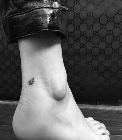 Bella Hadidin toinen siipi -tatuointi. (Kuva: JonBoy/Instagram) JonBoy julkaisi viime viikolla Instagram -tilillään kaksi kuvaa Hadidin tatuoinneista, joissa yksi kuvateksti kyyhkysen hymiöllä ja toinen sanalla 