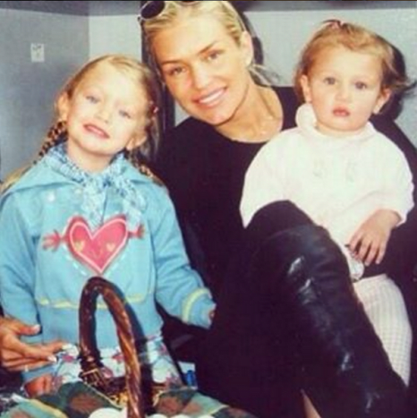 Παλιά φωτογραφία του μωρού Bella Hadid με τη μητέρα, Yolanda και την αδελφή, Gigi. (Φωτογραφία: Bella Hadid/Instagram) Το μοντέλο πήγε στο Instagram για να κάνει τη μητέρα της ευχές για γενέθλια, μοιράζοντας μια αναδρομή της οικογένειάς της, μαζί με τη λεζάντα, «Σήμερα σηματοδοτεί την ημέρα που ήταν ο όμορφος άγγελος μας, ο καλύτερος φίλος και η μητέρα μου έφερε σε αυτόν τον κόσμο! Σε ευχαριστώ για όλα!!!! Κανείς δεν σε αγαπάει περισσότερο από μένα @yolanda.hadid Χρόνια πολλά γλυκιά μαμά ”και emojis καρδιάς και περιστεριών. Είναι πιθανό, εκτός από τον εορτασμό της πρώτης βόλτας της Victoria's Secret Fashion Show, το τατουάζ της Hadid στον αστράγαλο να έγινε προς τιμήν της μητέρας της, του «όμορφου αγγέλου» της.