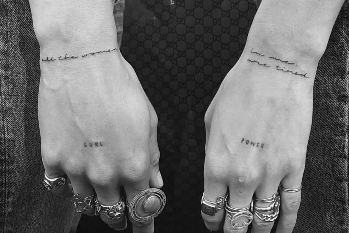 Model og aktivist Adwoa Aboah har to bittesmå tatoveringer over langfingerknoer, der tilsammen siger Gurl Power.