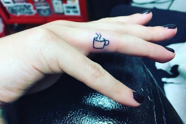 Lea Michele's kop kaffe tatovering.