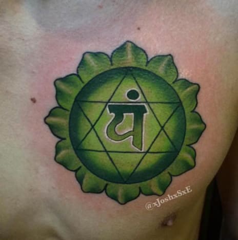 Τατουάζ τσάκρα καρδιάς από τον Joshua Couchenour