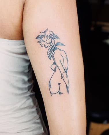 Foto af @hnnhtattooHannah Kang - Hvem arbejder på “Nice Tattoo Parlor” i Carroll Gardens, Brooklyn, har specialiseret sig i finelinearbejde og er i høj efterspørgsel. En stil, der synes enkel nok for kunden, men alligevel en udfordring for kunstneren. Oprindeligt fra Korea har Kang tatoveret siden 2014 og fokuserer hovedsageligt på den sarte og realistiske stil. 