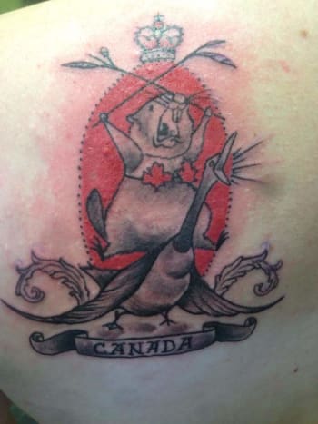 Hvis du ved, hvem der lavede denne tatovering, så lad os vide det. Billedet af den genopfattede canadiske kam, der blev vist i Jess 'tatovering på benet, blev første gang sendt online af Borutski i august 2011 med overskriften 