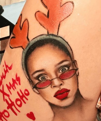 Kuva: @kiss_my_airs_Taiteilija asiantuntijan värjäyksen takana on Alena Weddernburn, tatuoija Prahasta, joka on pitkään ollut laulajan fani.