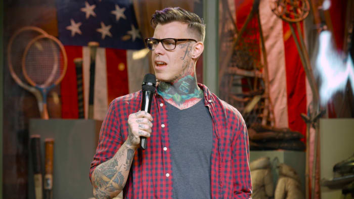 Denne akavede, men yndige komiker, der stammer fra Utah og frimodigt, fjerner stereotyper af tatoverede mennesker - hvilket beviser, at det er muligt at være fyren ved siden af ​​og få en hals -tatovering.