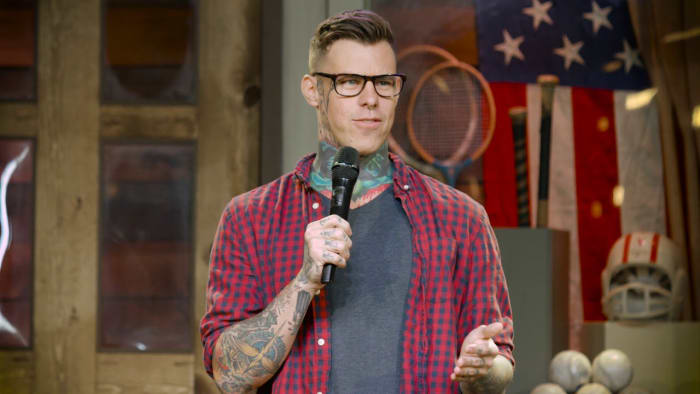 Denne komiker er i øjeblikket stigende, optræder for Dry Bar Comedy og ryster tatoveringssamfundet med sine vittige observationer af livet som et stærkt blækket individ.