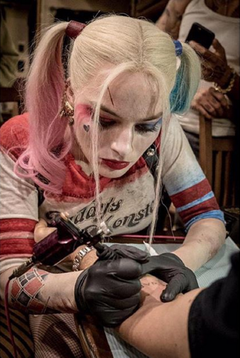 Η Μάργκοτ Ρόμπι (ακόμα με στολή ως μελαχρινή Harley Quinn) έκανε τατουάζ σε έναν από τους συναδέλφους της σταρ.
