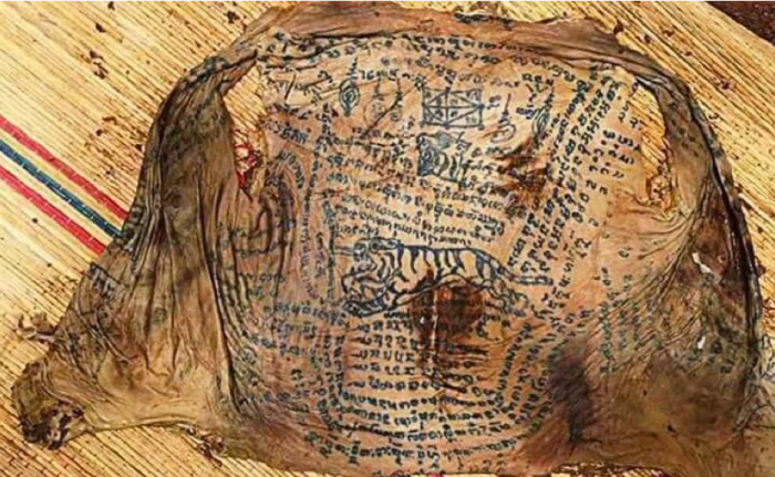 Foto via Thailand Pics Lokale myndigheder undersøgte huden og markeringerne, som bestod af sanskrit og tegninger. Kunstværket mistænkes for at have været tatoveret på manden som en del af en gammel sort magi, der ville holde hans hud ung og stærk.