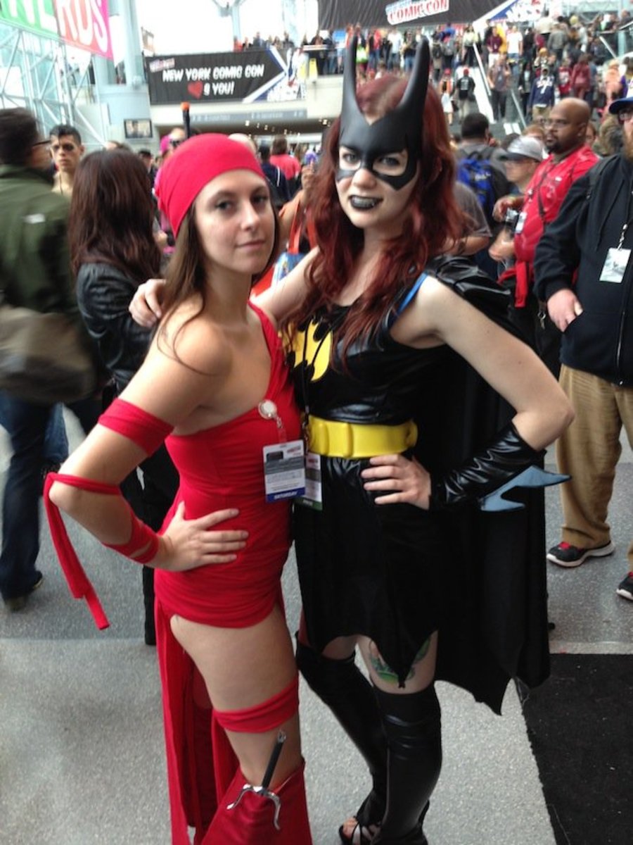 Van Duser ως Batgirl μαζί με ένα cosplay Elektra στο New York Comic Con 2014.