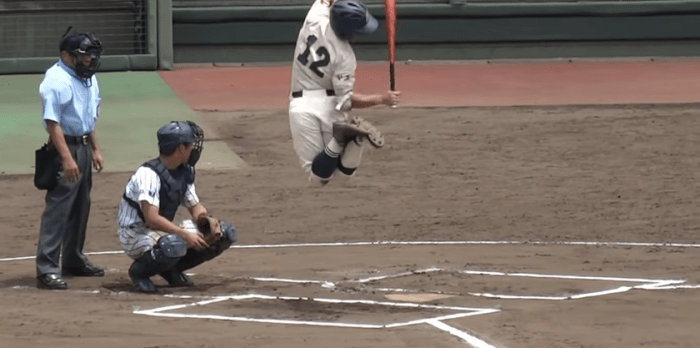 Baseballspiller hopper i luften