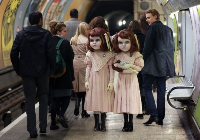 Foto via Thorpepark Dukkerne blev set venter på toget på Charing Cross stationen.