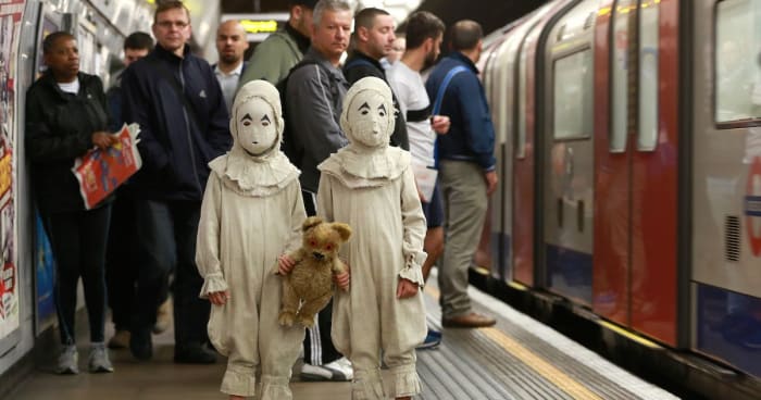 Φωτογραφία μέσω του youtube Δύο μυστηριώδη δίδυμα που μοιάζουν με τους χαρακτήρες του Miss Peregrine's Home για ιδιόμορφα παιδιά εντοπίστηκαν γύρω από το μετρό του Λονδίνου.