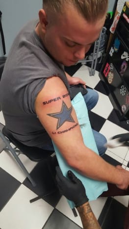[Foto: Twitter] ”Jeg havde ingen anelse om, at en tatovering ville resultere i dødstrusler. Slap af. Vi vinder, ”tweetede Garnett et døgn efter at have lagt et foto af hans blæk.