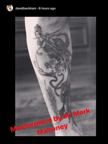 Φωτογραφία: Instagram. Όπως σημείωσε ο Μπέκαμ στην ανάρτηση με μελάνι, ο Mahoney είναι ένας πραγματικός θρύλος στον κόσμο των τατουάζ. Έγραψε τα ονόματα της Lady Gaga, της Rihanna και της Lana Del Rey και τα σχέδιά του είναι πάντα τέλεια στην εικόνα, κάτι που είναι προφανές μόνο κοιτάζοντας το νέο παπούτσι του Beckham.