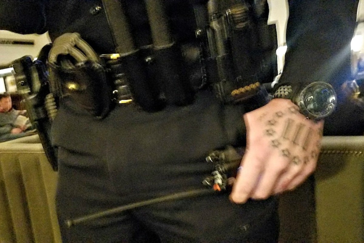 Michael Truadtin käden tatuointi, 3 prosenttia, 3 prosentin logo, michael truadt, michael truadt 3 prosenttia, Michael truadtin käden tatuointi, denverin poliisi 3 prosenttia, kolme prosenttia, denverin poliisi kolme prosenttia, michael truadt kolme prosenttia, Paul Castaway, intiaani -poliisin raakuus