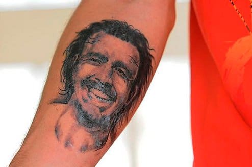 Gaston Pereiro er en 19-årig spiller på Uruguays Nacional-klubhold. Pereiro har en tatovering af et af sine idoler, Alvaro Recoba, på armen. Det sjove er, at nu spiller Pereiro sammen med den 38-årige midtbanespiller.
