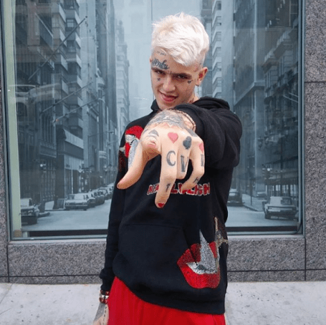 Valokuva @lilpeep Kuitenkin sekä Peepin kiertue että hänen elämänsä katkesivat, kun hänet löydettiin kuolleena 17. marraskuuta Tusconista, AZ.