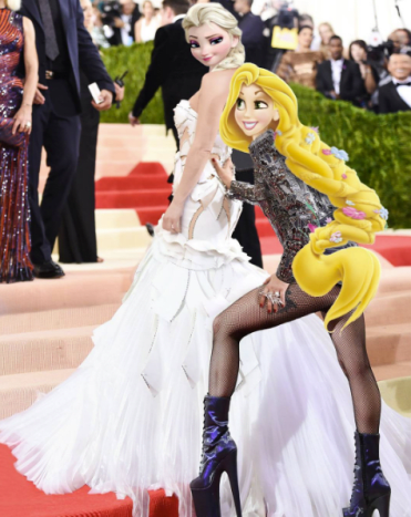 Rapunzel som Lady Gaga (højre) og Elsa som Kate Hudson (venstre) ved Met Gala 2016.