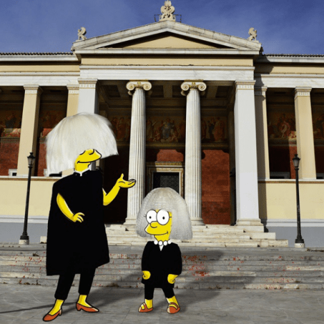 Marge Simpson som Sia Furler og Lisa Simpson som Maddie Ziegler på billedet i Athen, Grækenland.