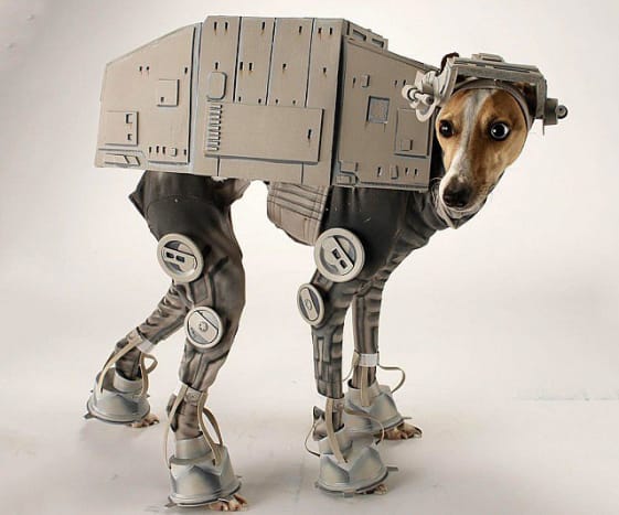 Valokuva: ThisIsWhyImBroke Jopa lemmikkisi voi päästä Star Warsin hauskanpitoon tällä All Terrain Armored Transport (AT-AT) -asulla.