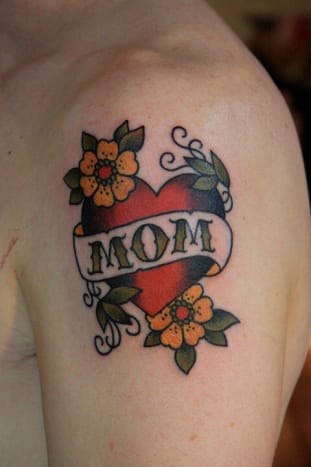 Χωρίς αμφιβολία, η καρδιά της μαμάς είναι ένα από τα πιο διαχρονικά και παραδοσιακά τατουάζ στο δυτικό τατουάζ.