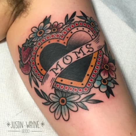 Το τατουάζ μαμά-καρδιά φορέθηκε για πρώτη φορά από έναν Ιρλανδό ναύτη, στη μνήμη του δημοτικού τραγουδιού με τίτλο «Φίλησέ με αγαπητή μητέρα