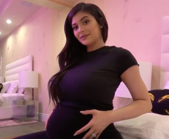 Eilen, kaikkien aikojen Super Bowlin sunnuntaina, Kylie Jenner käski maailman huomion ilmoittamalla raskaudestaan ​​ja tyttärensä syntymästä.