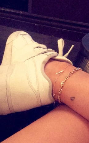Useita kuukausia aiemmin Jenner ja Scott saivat tatuoija Jon Boyn vastaavat perhosetatuoinnit. Jon Boy on kirjoittanut useita julkkiksia, mukaan lukien Kylie aiemmissa yhteyksissä. Tämä pieni tat on saanut monet fanit uskomaan, että Kylie ja Travis antoivat vauvalleen perhonen.