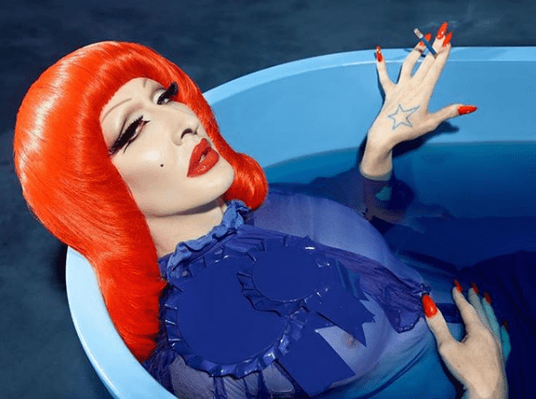 Detox er en L.A. -baseret drag queen og plastikkirurgi -entusiast.