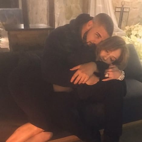 (Hyggeligt øjeblik delt af Drake og JLo tilbage i december 2016. Foto: Drake/Instagram) Drake og JLo er blevet set hyggeligt op til hinanden ved flere lejligheder for nylig, og “Ain't Your Mama” -sangeren har lagt flere billeder af de to bliver venlige på sin Instagram -konto. Ved Grammy Awards den 12. februar blev JLo spurgt om hendes forhold til Drake, og hun svarede: 