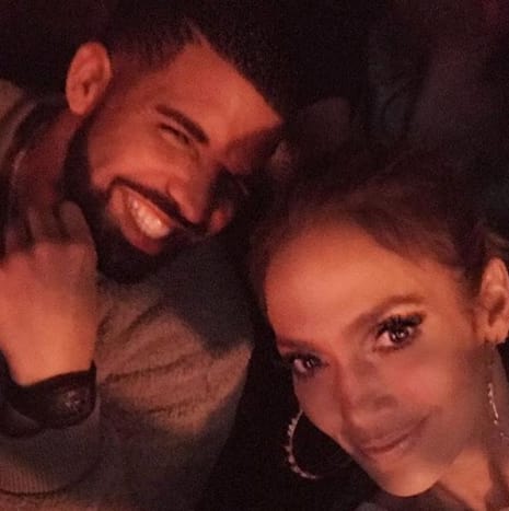 (Toinen kuva Drakesta ja JLosta, joka rikkoi Internetin joulukuussa 2016. Kuva: JLo/Instagram) Huolimatta siitä, että he ovat seurustelleet lähes seitsemän vuoden ajan, näyttää siltä, ​​että Drake ja Rihanna ovat eronneet lopullisesti, ja nyt Toronton musiikkitaiteilija on luultavasti miettinyt, mitä tehdä naamiointihain tatuoinnille, jonka hän on värjännyt oikean kätensä sisäpuolelle 