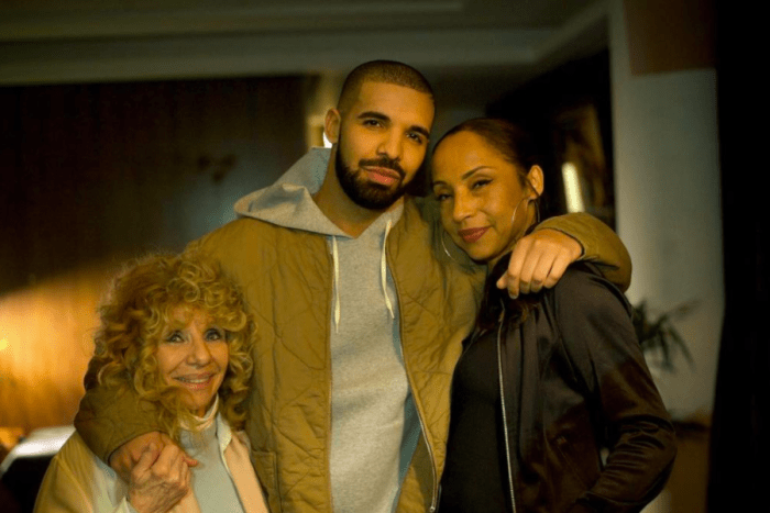 Ο Drake δημοσίευσε μια φωτογραφία στο IG του τη νύχτα της συναυλίας του με τη μητέρα του και τον Sade, λέγοντας τη φωτογραφία: 