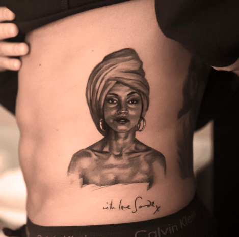 Φωτογραφία: Niki Norberg/InstagramΚαι, σήμερα, ο Norberg έκανε το πρώτο του τατουάζ που έκανε στο Drizzy. Το νέο τατουάζ είναι ένα μαύρο και γκρι πορτρέτο του θρυλικού τραγουδιστή, Sade, ο οποίος πρόσφατα βγήκε από το κρυφτό για να παρακολουθήσει μία από τις συναυλίες του. Το τατουάζ στηρίζεται στο πλάι του Drake και περιλαμβάνει επίσης ένα αυτόγραφο