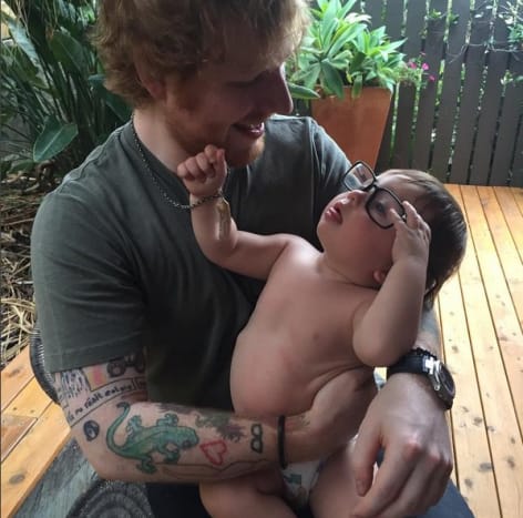(Ed Sheeran fotograferet med Brit -rapper, Eksemplets søn, Evander. Foto: Ed Sheeran/Instagram) Det er overflødigt at sige, at Sheeran er fuldt ud engageret i at dække sin krop med tatoveringer, uanset hvor smertefuld processen kan være. Hvad angår inspirationen bag hans blæk, Sheeran til GQ: 
