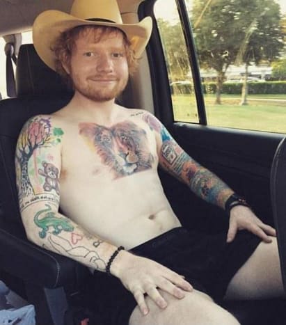 (Foto: Ed Sheeran/Instagram) I et interview med The Sunlast -måneden diskuterede Ed Sheeran sine fremtidige tatoveringsplaner og sagde: “Damien [Hirst] har tegnet min næste tatovering, så jeg får det gjort. Det er et kranium, det er meget sejt. ” Hvad angår placeringen af ​​denne tatovering, indrømmer Sheeran, at han hurtigt løber tør for fast ejendom. 