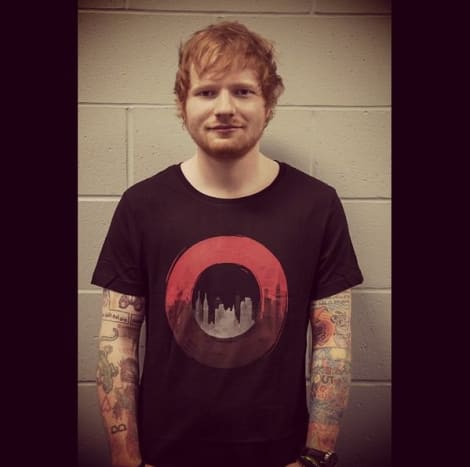 (Φωτογραφία: Ed Sheeran/Instagram) Η Sheeran δεν είναι απόλυτα ανεκτική στον πόνο του τατουάζ, ωστόσο. Ο τραγουδιστής παραδέχεται ότι πέθανε πρόσφατα κατά τη διάρκεια μιας ιδιαίτερα εξαντλητικής συνεδρίας τατουάζ, το αποτέλεσμα της οποίας ο Sheeran δεν έχει ακόμη αποκαλύψει. Σύμφωνα με τον Paul, ο Sheeran πέρασε περίπου 40 ώρες στην καρέκλα τατουάζ μόνο τον περασμένο χρόνο, δουλεύοντας σε ένα κολάζ τατουάζ στο στήθος του, με κομμάτια αφιερωμένα στους αγαπημένους του και τραγούδια από το τελευταίο του άλμπουμ. Ο Paul λέει ότι το μελάνι, όταν ο Sheeran αποκαλύψει τελικά ολόκληρο το shebang, 
