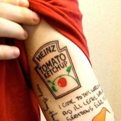 Foto: Instagram. En af Ed Sheerans mest berømte mærkelige tatoveringer er kopien af ​​Heinz tomatketchup -etiketten, han har trykket på armen. Sheeran tweetede i 2013, “Det gør mig sur, når restauranter synes, de er for gode til ketchup. Ingen er for gode til ketchup. Ketchup er for godt til dig. ”