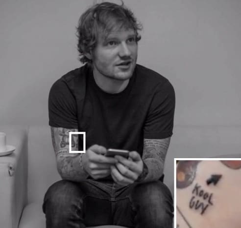 Foto: Instagram. Under en optræden på The Late Late Show i 2015 byttede Sheeran og John Mayer permanente tatoveringer med hver fyrs tat designet af den anden i hemmelighed. Mayer endte med en tatovering af et katteansigt på brystet, mens Sheeran scorede denne tatovering på armen, der læste 