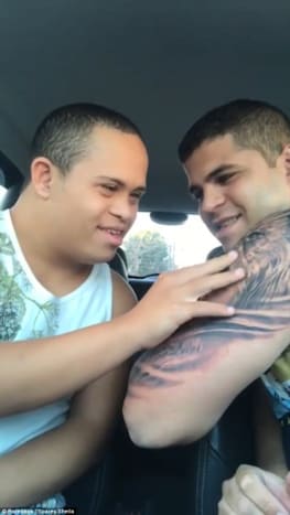 Videolla mies näyttää Downin oireyhtymästä veljelleen upouuden tatuointinsa. Tämän videon viruksen leviämisen syy on se, että tatuoinnissa oli hänen veljensä kasvot ja hän oli erittäin iloinen tästä rakkauden teosta.