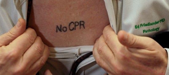 Φωτογραφία μέσω redditMedical ethicist Dr. Arthur Caplan, Ph.D., είπε ότι νομικά, τα τατουάζ DNR δεν είναι δεσμευτικά.