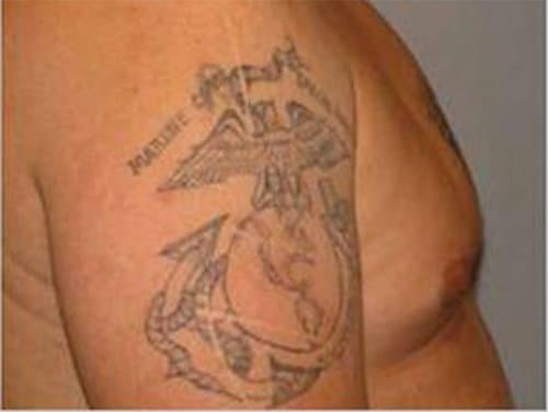 Eagle, Globe and Anchor blev adopteret som det officielle emblem for United States Marine Corps i 1955. Dette er et foto af Matt & tatovering. Marinesoldaterne har ingen registrering af, at Matt nogensinde har tjent.