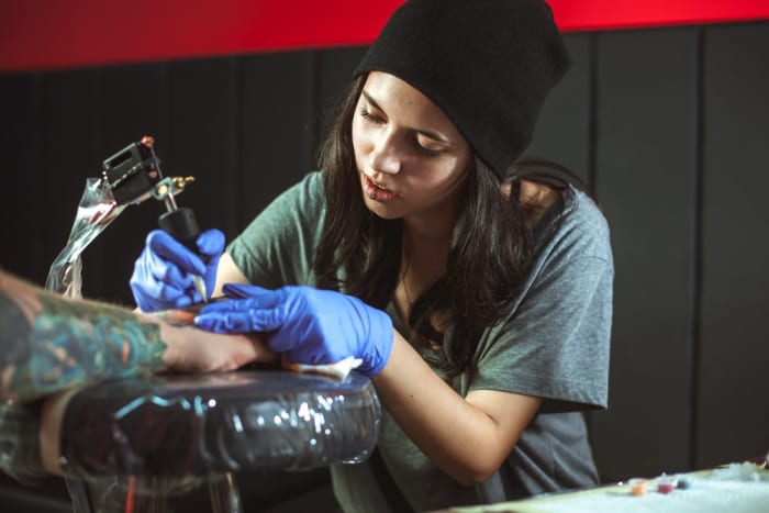 καλλιτέχνης τατουάζ που δίνει χέρι tat