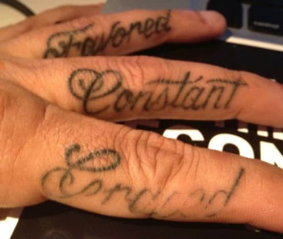 ξεθωριασμένο τατουάζ με τα δάχτυλα