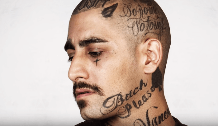άνδρας με τατουάζ συμμοριών στο πρόσωπο