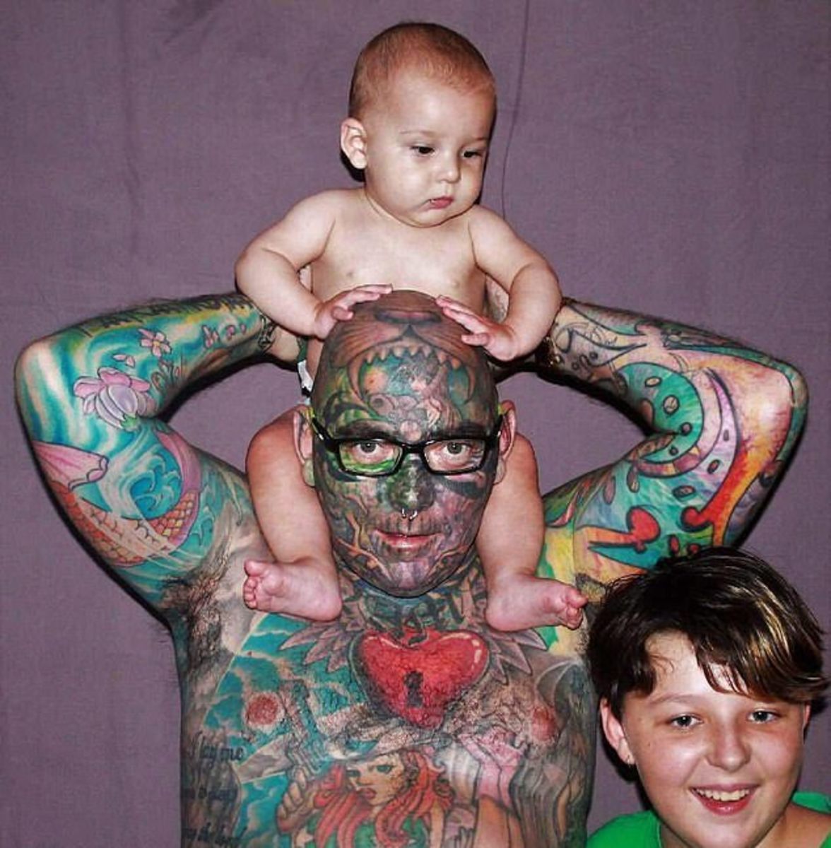 Father-Of-Two bruger $ 90.000 på at dække hele sin krop med tatoveringer, Brett Cross, dækker 99 procent af sin krop i tatoveringer, George Siatos, palmetatoveringer, navnetatoveringer, tatoveringer, tatoveringer i Australien, daglig mail Australien, BLEVET