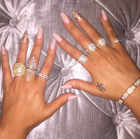 Khloe Kardashian Khloe har eksmanden Lamar Odoms initialer tatoveret på hendes højre hånd. I et afsnit af Keeping Up With the Kardashians fortalte hun sin søster Kim, at hun ikke har planer om at fjerne blækket siden hendes skilsmisse fra Odom.