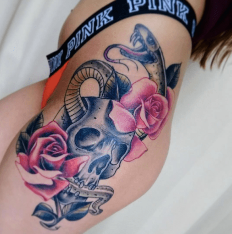 farverig tatovering i sidestykket