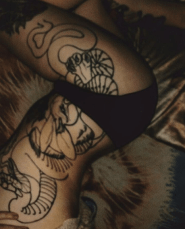 tyttö makaa sivukappale tatuointi
