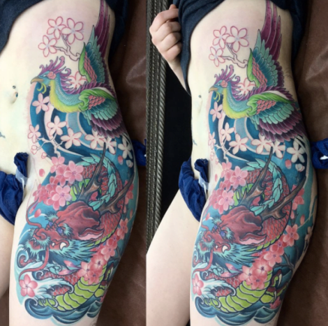 värikäs kukka sivuosa tatuointi